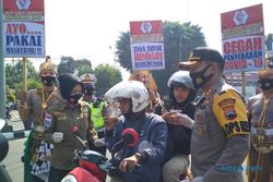 Aksi Unik Polisi Sukoharjo, Dandan Ala Tokoh Wayang Dan Bakul Jamu Saat Bagi-bagi Masker