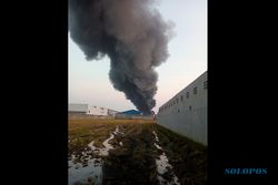 Kebakaran Pabrik Di Telukan Sukoharjo, Asap Hitam Membubung Tinggi