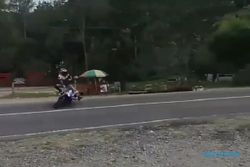 Video Viral Pemotor Terpental Saat Gaya Keplek Miring di Cemara Kandang