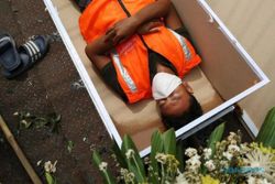 Antimainstream, Sanksi Pelanggar PSBB Masuk Ambulans hingga Tidur di Peti Mati