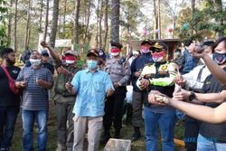 Perhutani Apresiasi Komunitas Tebar Benih Ikan dan Lepaskan Burung di Hutan Gunung Lawu