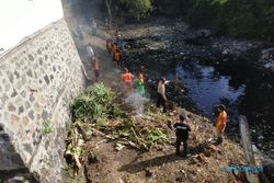 Kerahkan Ratusan Orang, 8 Ton Sampah Berhasil Diangkat dari Sungai Mijahan Sragen
