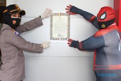 Wah! "Spiderman" Ikut Polresta Solo Sebar Maklumat Kapolri Soal Protokol Kesehatan