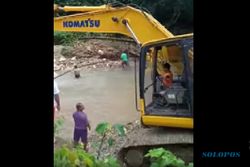 Viral Bocah Usia 5 Tahun di Ambon Lihai Setir Ekskavator