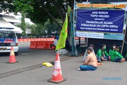 Gubernur Jateng Sosialisasikan UU Cipta Kerja, Buruh Semarang Telanjang Dada