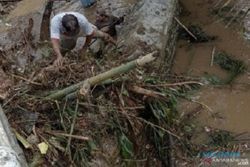 Banjir di Banyumas Mulai Surut, Warga Mulai Bersih-Bersih