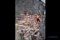 Sampah Kasur hingga Ranting Kayu Menumpuk Di Jembatan Banaran Sukoharjo, Awas Banjir!