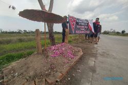 Penampakan Makam Simbol Peringatan Keras bagi Pembuang Sampah di Pinggir Jalan Boyolali