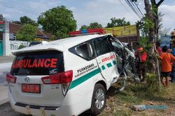Hendak Nyalip Tronton, Ambulans Sasak Truk di Jalan Solo-Purwodadi