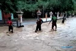 Ngadirojo Pacitan Diterjang Banjir, Sejumlah Tiang Listrik Roboh