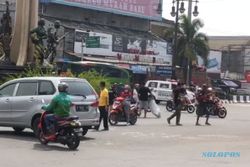 Warga Bersih-Bersih Sampah Pascademo Omnibus Law di Bundaran Tugu Kartasura