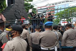 Demo di Kantor DPRD Jateng Rusuh, 1 Mahasiswa Kena Lemparan Besi