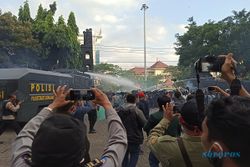 Demo Tolak Omnibus Law di Kantor DPRD Jateng Ricuh, Gas Air Mata & Water Canon Ditembakkan