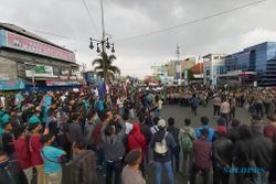 Solo Raya Menggugat! Ribuan Orang Demo Tolak Omnibus Law Di Bundaran Tugu Kartasura