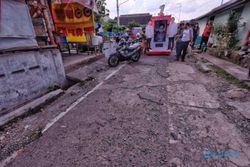 Bertugas Pastikan Jalan di Solo Mulus, Ternyata Segini Anggaran Tim Sapu Lubang