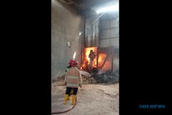 Kebakaran Sukoharjo: Timbunan Serbuk Kayu PT Solo Rimbaniaga Telukan Terbakar