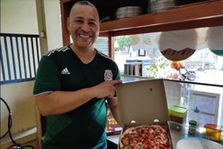 Pria Venezuela Berjualan Pizza di Wonogiri Ternyata Belum Bisa Bahasa Indonesia, Istri Jadi Penerjemah