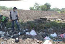 Bupati Madiun Berang Ada Banyak Sampah Popok di Sungai Mengering