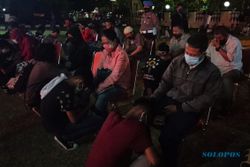Ikut Ditangkap Saat Ada Demo Di Balai Kota Solo, Puluhan Pelajar Disuruh Sungkem Ortu Sebelum Dilepas