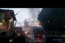 Truk Satpol PP Dibakar Massa Saat Aksi Demo Di Bundaran Tugu Kartasura Ricuh