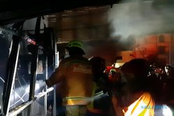 Gudang Toko Bangunan Terbakar, Damkar Solo & Karanganyar Kolaborasi