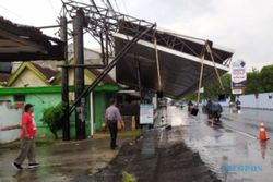 Hujan Deras Disertai Angin, Billboard di Jalan Adi Sumarmo Colomadu Nyaris Ambruk