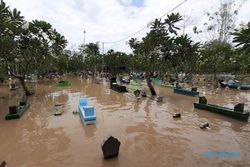 Waduh, Permakaman di Madiun Ini Langganan Terendam Banjir
