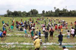 Kampanye Unik, Cabup Klaten Sri Mulyani Bagi-Bagi Melon di Sawah hingga Lomba Mancing