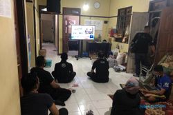 Berbaju Serbahitam dan Pakai Masker, Puluhan Pendukung Bajo Nonbar Debat Pilkada Solo