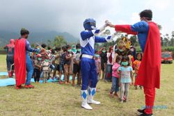 Serunya Bermain dengan Para "Superhero" di Pengungsian Desa Klakah Boyolali