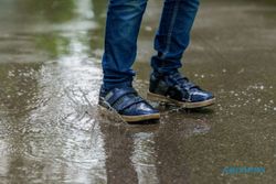 Mudah dan Cepat, Ini Cara Bersihkan dan Rawat Sepatu Bila Basah Terkena Hujan