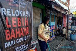 Pedagang Kios Jl. W.R. Supratman Sragen Pasang Poster Tolak Relokasi