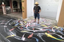 Warga Kampung Joho Manahan Solo Bikin Mural Ikan Koi di Jalan, Pesannya Luhur Banget