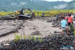Banjir Lahar Gunung Semeru, Satu Truk Pasir Ringsek