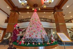 Pohon Natal Marakkan Hotel dan Mal Soloraya
