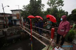 Jawab Keresahan Warga, Alat Deteksi Dini Banjir Dipasang Di Kali Jenes Danukusuman Solo