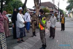 Ratusan Orang Tetap Berdatangan Ke Pasar Kliwon Meski Haul Habib Ali Solo Ditiadakan
