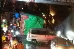 Truk Terguling di Underpass Makamhaji, Jalan Ditutup Sementara