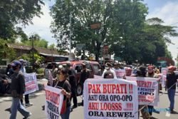 Puluhan THL Sukoharjo Demo Protes Pemberhentian Sepihak: Dosa Saya Apa?