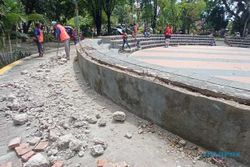 Rusak Tertimpa Pohon, Panggung Arena Taman Kridoanggo Sragen Dibongkar