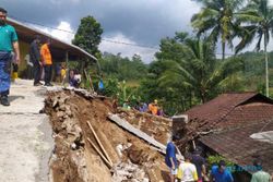 Hujan Semalaman, Talut Depan Rumah Eks Perdes Wonokeling Karanganyar Longsor Timpa Kandang