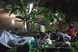 Rumah Kena Banjir Luapan Bengawan Solo, 50 Keluarga Asal Sewu Terpaksa Tidur Di Tanggul