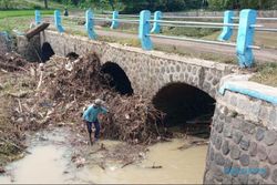 Seorang Diri, Sunardi Singkirkan Sampah yang Menyumbat Jembatan Kedungwaduk Sragen