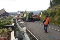 Warga Kembalikan Muatan Truk Tronton yang Kecelakaan di Tawangmangu