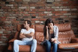 Tanda Pasangan Sudah Mulai Tidak Tertarik Dengan Anda, Salah Satunya Slow Response