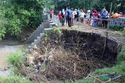 Talut Dam Buk Bubrah di Ngrampal Sragen Ambrol, Jalan Terancam Putus