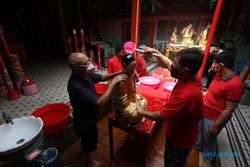 Sambut Tahun Baru Imlek, Patung Dewa-Dewi Di Kelenteng Tien Kok Sie Solo Dimandikan