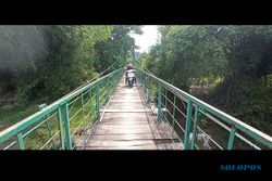 Dibuat dari Bekas Rel, Begini Penampakan Jembatan Instagramable di Tempursari Sragen