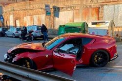 Sial, Ferrari Ini Ringsek Gegara Dibawa Tukang Cuci Mobil