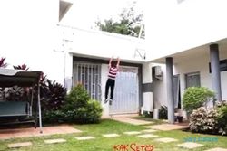 Tanpa Stuntman, Kak Seto Parkour Naik ke Atap Rumah